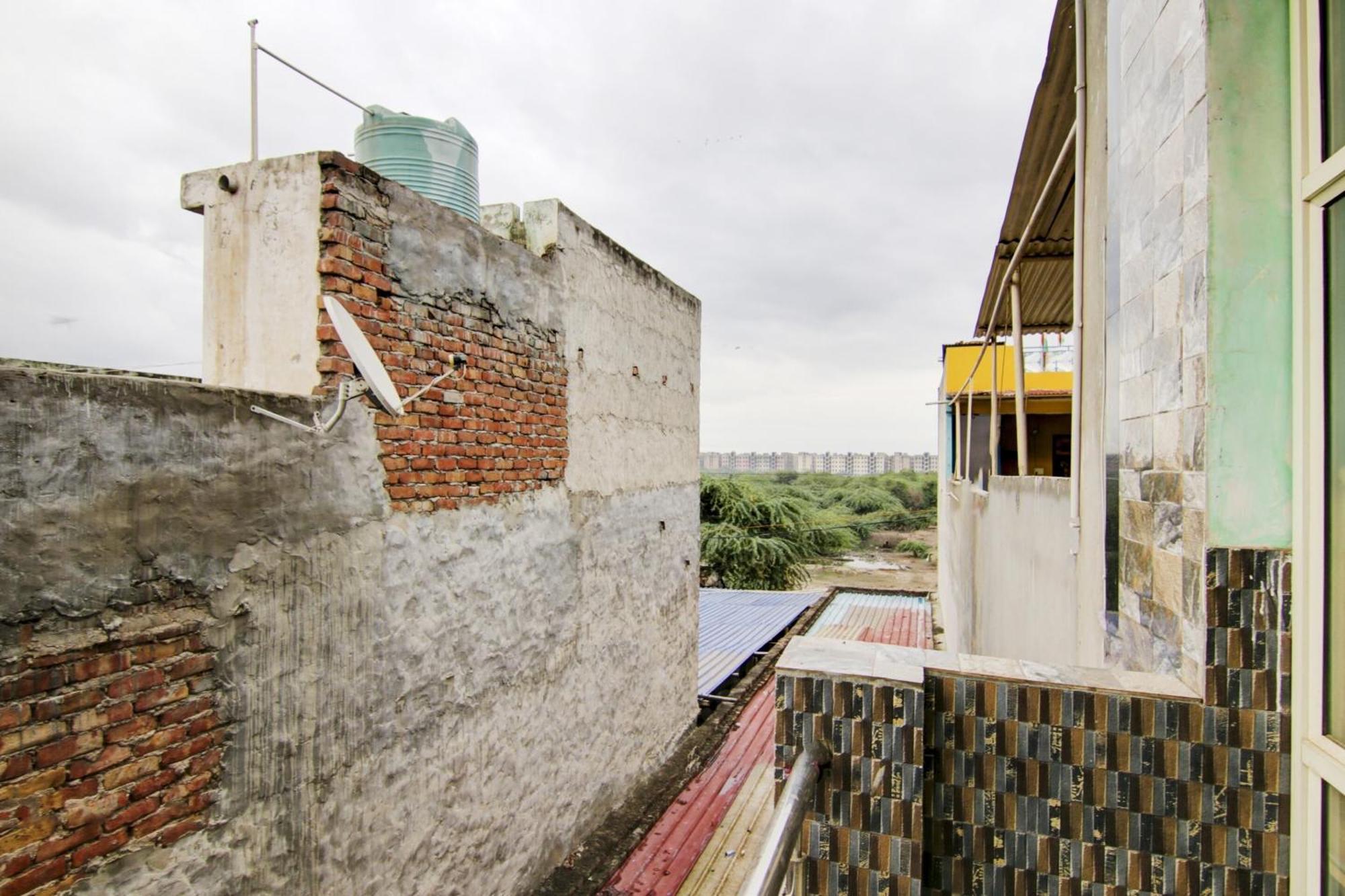 Hotel O S Palace Near Samaypur Badli Metro Station Delhi Zewnętrze zdjęcie