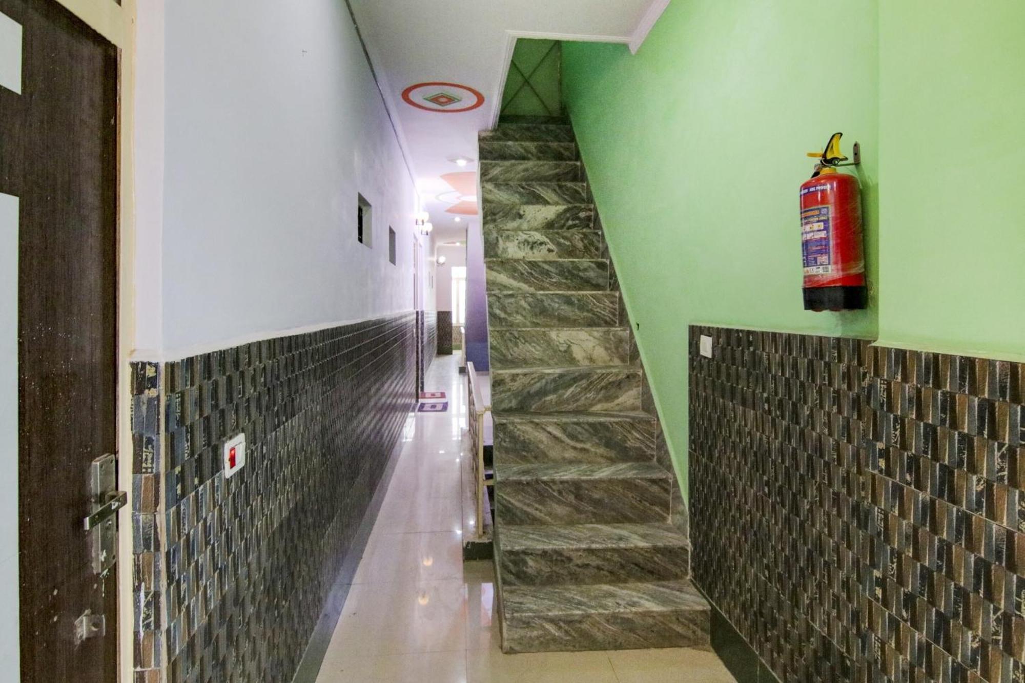 Hotel O S Palace Near Samaypur Badli Metro Station Delhi Zewnętrze zdjęcie